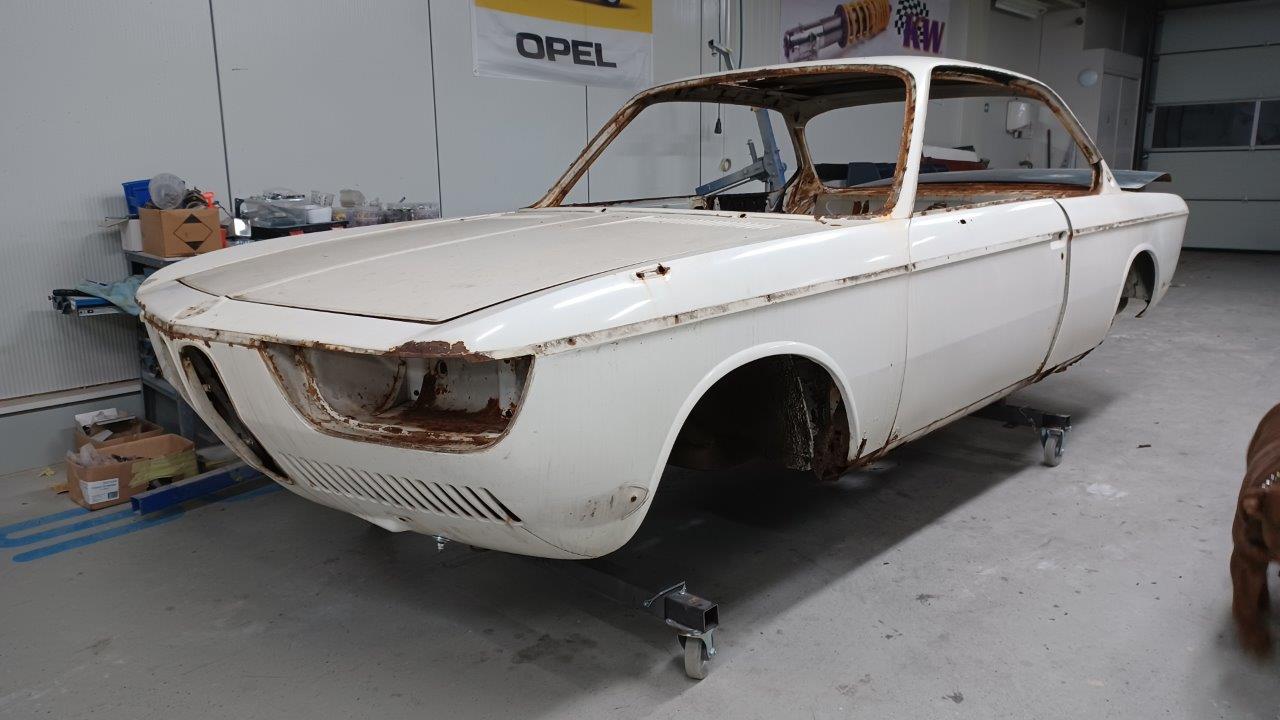 BMW-2000-CSI-01-100