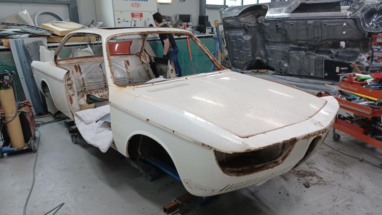 BMW-2000-CSI-01-102