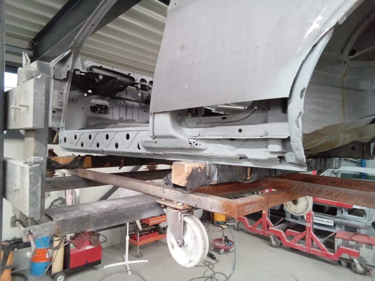 BMW-2000-CSI-01-118