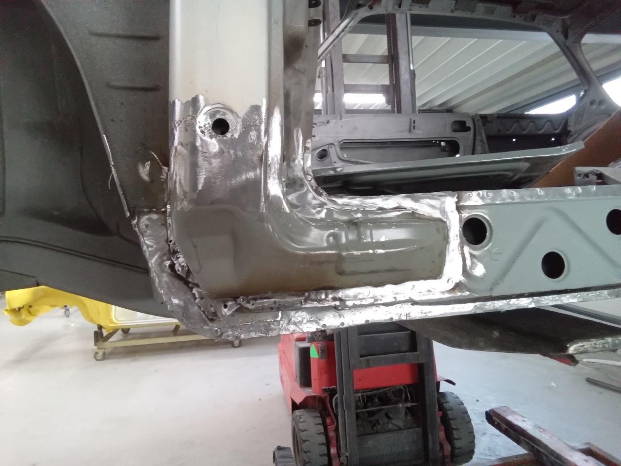BMW-2000-CSI-01-135