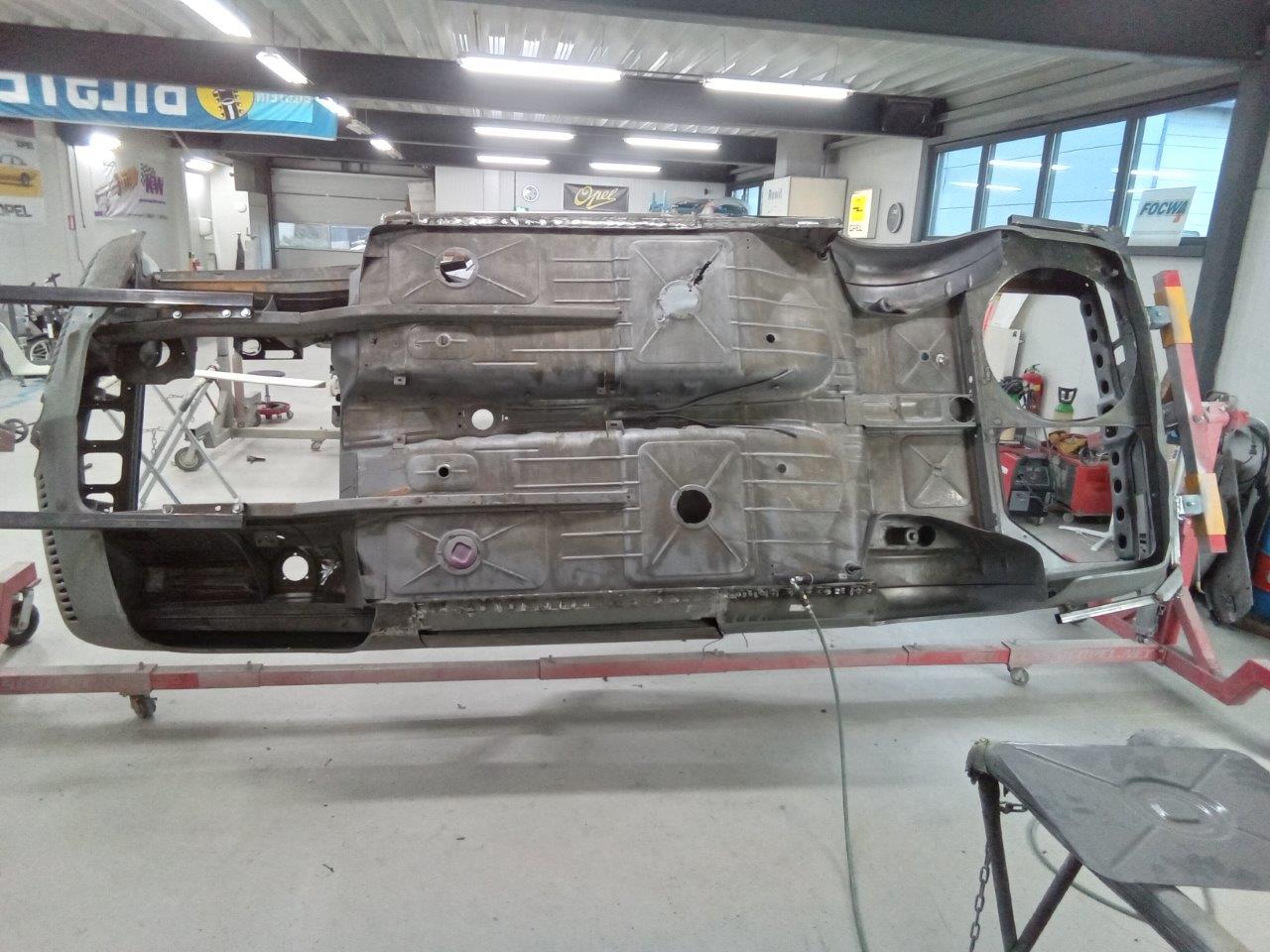 BMW-2000-CSI-01-139