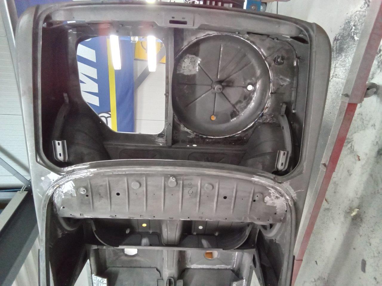 BMW-2000-CSI-01-146